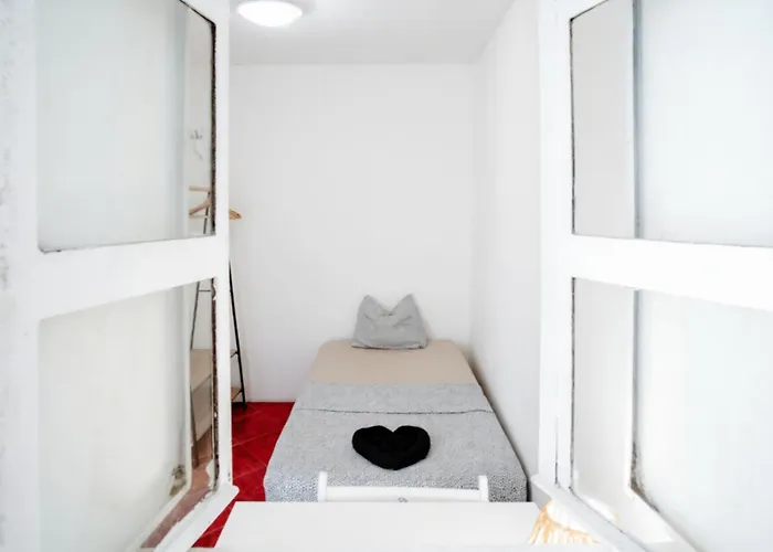 Shared With Bright Private Patio In Lisboa