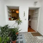 Shared With Bright Private Patio In Lisboa