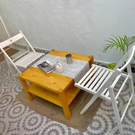 Shared With Bright Private Patio In * ליסבון