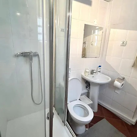בית הארחה Shared With Bright Private Patio In ליסבון