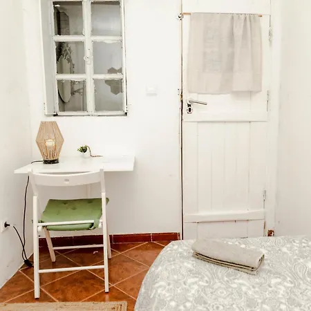 Shared With Bright Private Patio In ליסבון