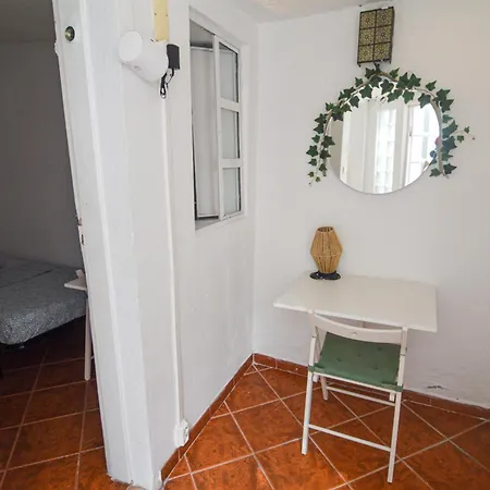 Shared With Bright Private Patio In ליסבון