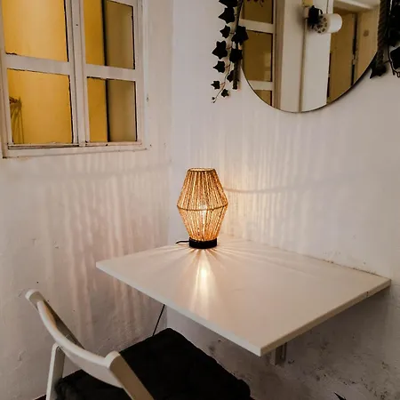 בית הארחה Shared With Bright Private Patio In ליסבון
