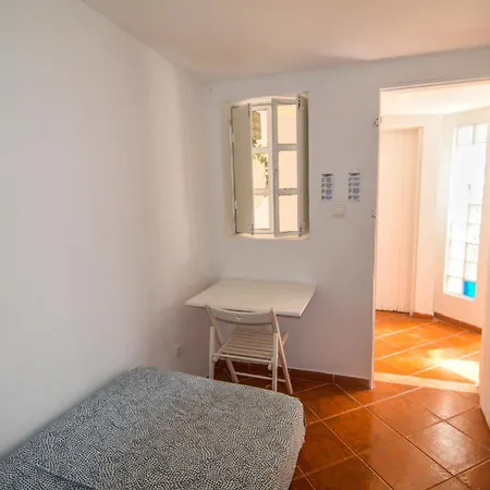 Shared With Bright Private Patio In בית הארחה ליסבון