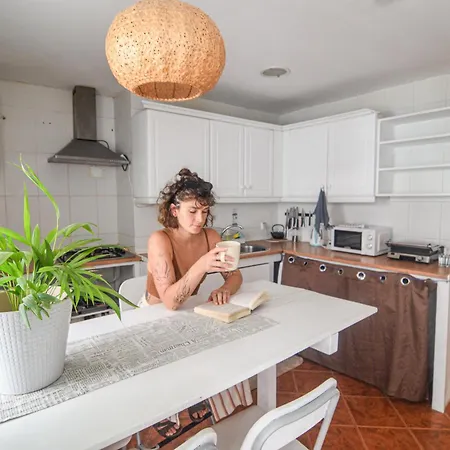 Shared With Bright Private Patio In ליסבון