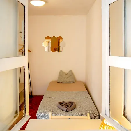 Shared With Bright Private Patio In * Lizbona