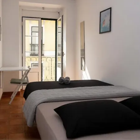 Shared With Bright Private Patio In Lisboa
