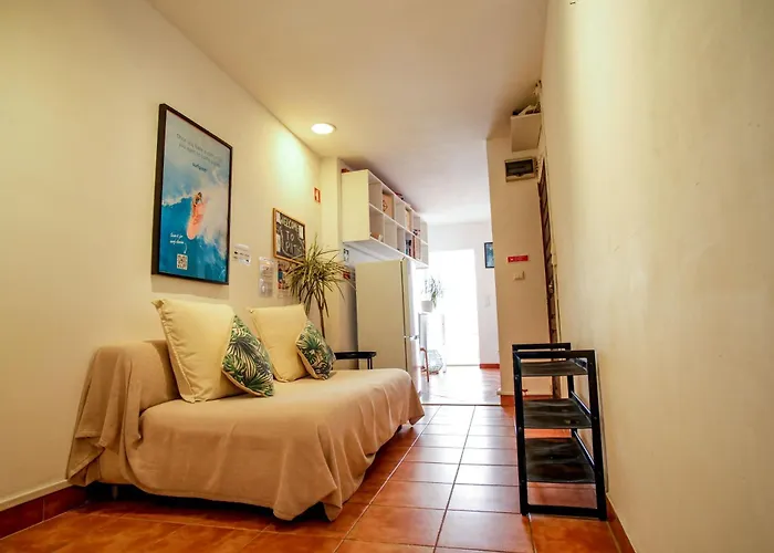 Shared With Bright Private Patio In Lisboa