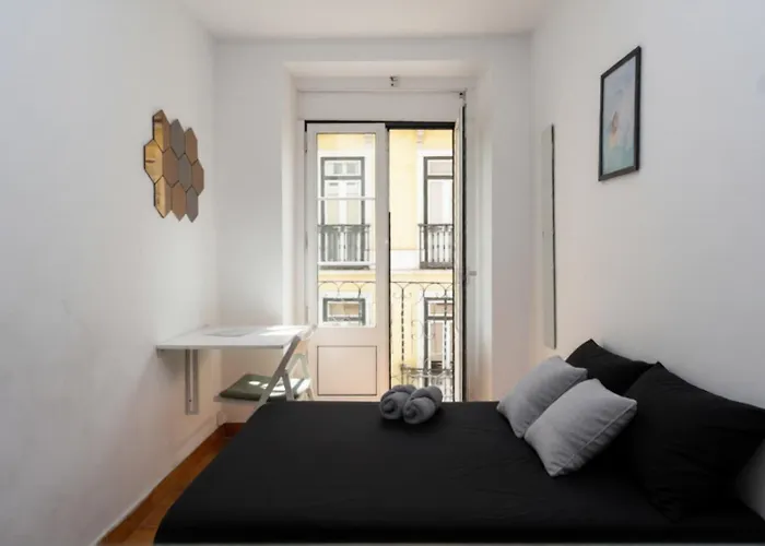 Shared With Bright Private Patio In Pensionat Lisboa