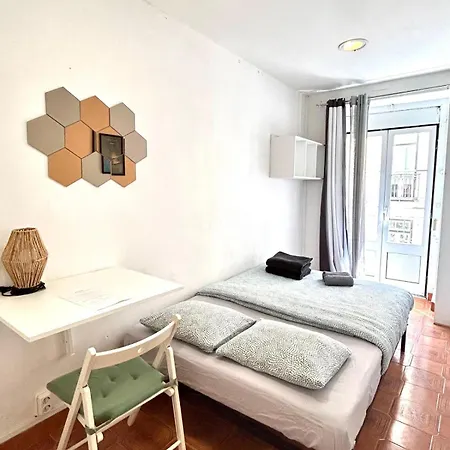 Shared With Bright Private Patio In Guest house Lisbon