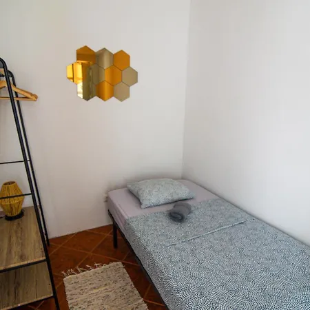 Shared With Bright Private Patio In Guest house *