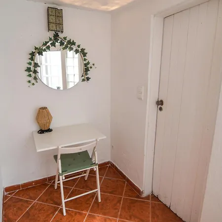 Shared With Bright Private Patio In Guest house