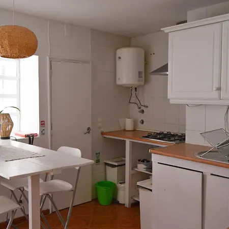 Shared With Bright Private Patio In Guest house Lisbon