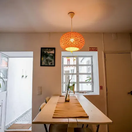 Shared With Bright Private Patio In Casa de hóspedes Lisboa