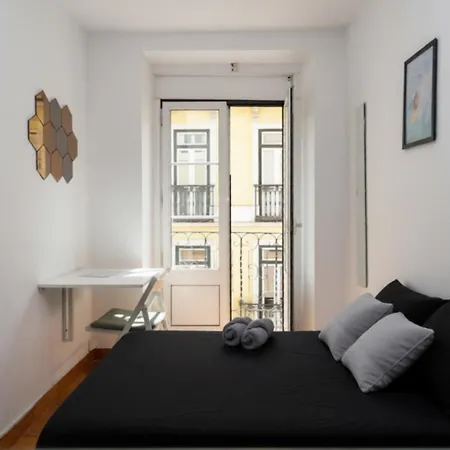 Shared With Bright Private Patio In Affittacamere Lisbona