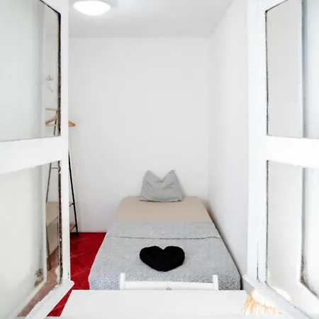 Shared With Bright Private Patio In Lisbona
