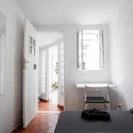 Shared With Bright Private Patio In Lisbona
