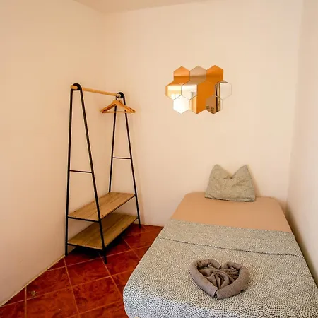 Shared With Bright Private Patio In ליסבון