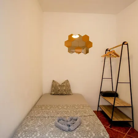 בית הארחה Shared With Bright Private Patio In