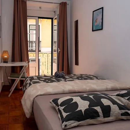 Shared With Bright Private Patio In ליסבון