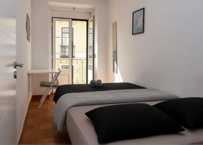 Shared With Bright Private Patio In Lisboa